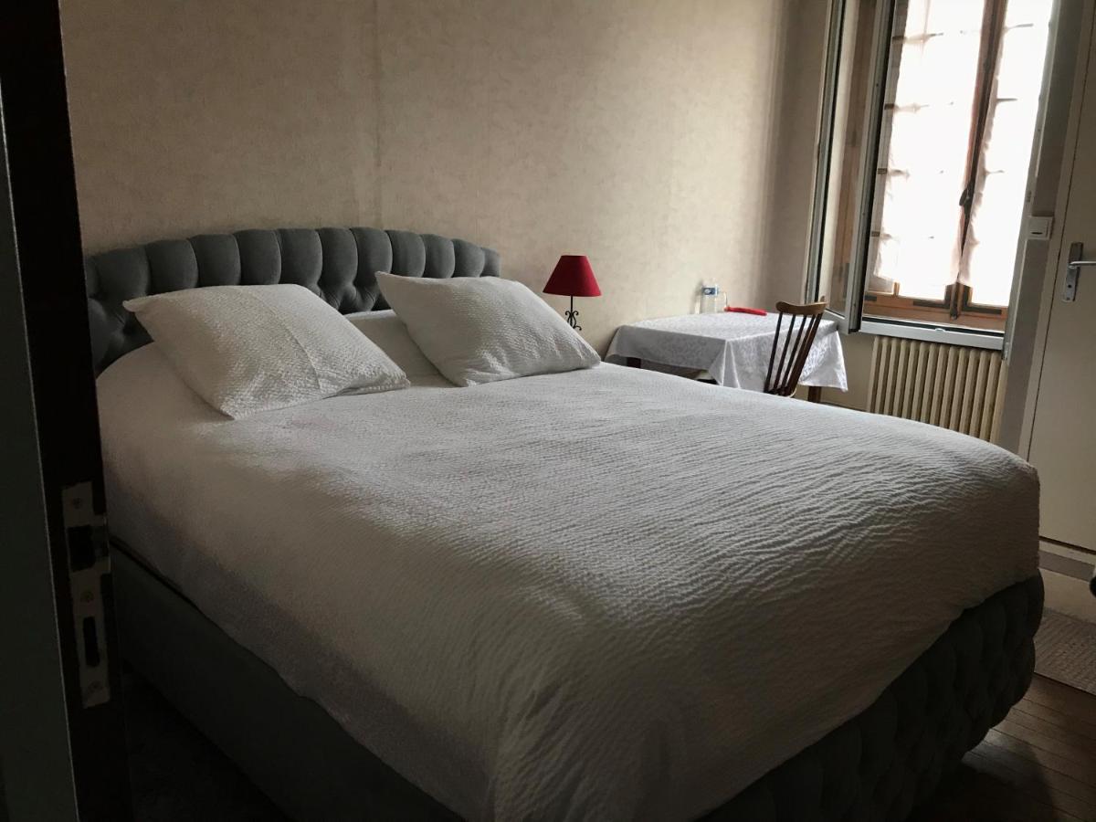 Hotel Logis Le Cheval Blanc Saint-Just  Exterior foto